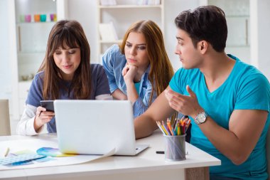 Tasarımcı takımı yeni iç projeyi tartışıyor