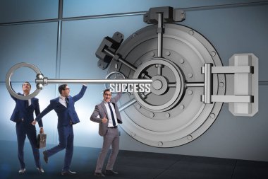 Banka kapısının yanında anahtarı olan bir iş adamı.