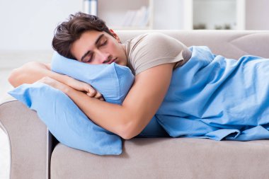 İnsonmia evde yatakta acı adam