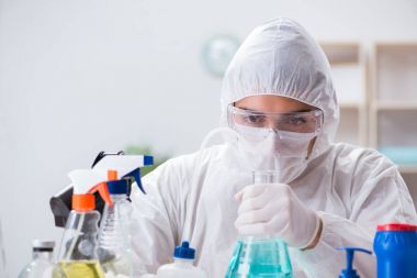 Kimyager banyo malzemelerinin kalitesini kontrol ediyor.