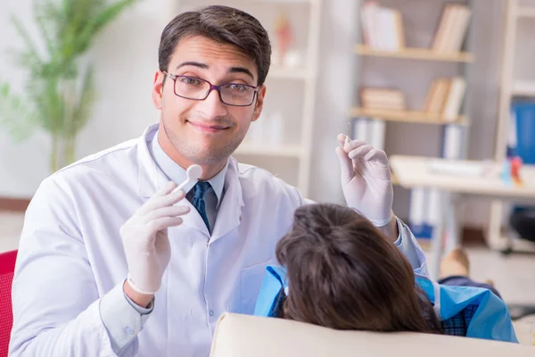 Dentiste visiteur patient pour un contrôle et un remplissage réguliers — Photo