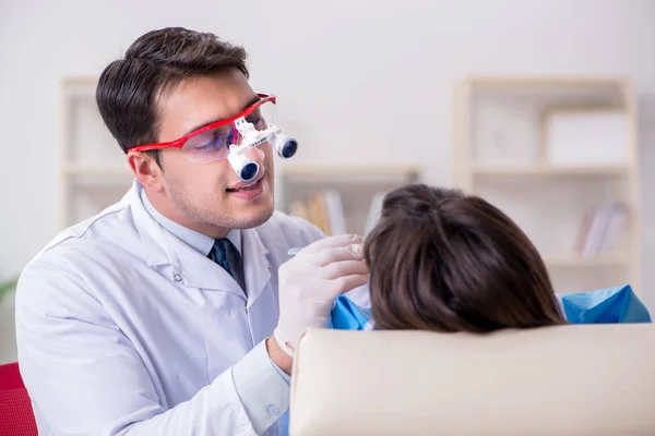 Patiënt bezoeken tandarts voor regelmatige check-up en vullen — Stockfoto