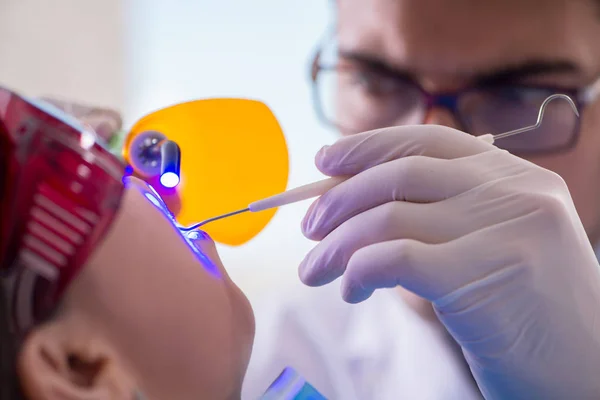 Пациент посещает стоматолога для регулярного осмотра и заполнения — стоковое фото