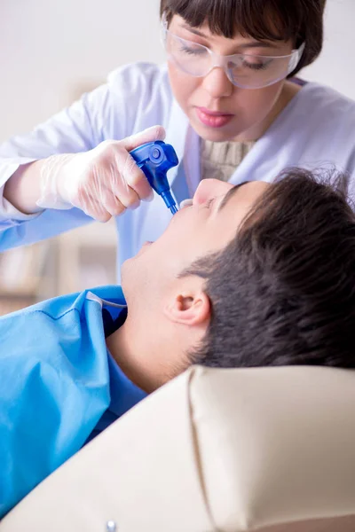 Paziente dal dentista per check-up e riempimento regolari — Foto Stock