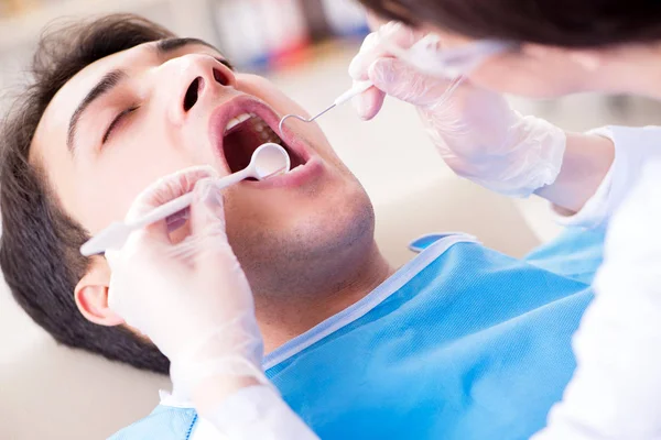 Dentiste visiteur patient pour un contrôle et un remplissage réguliers — Photo