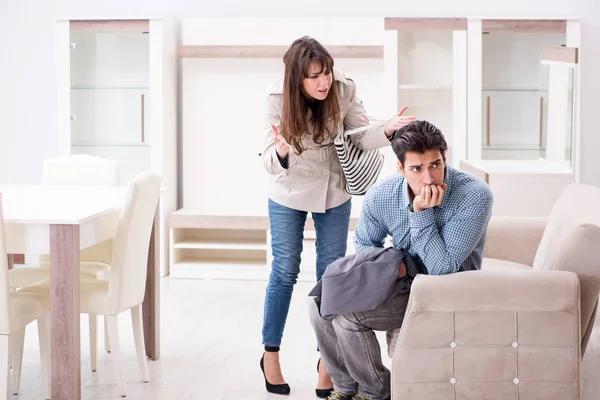 Junges Paar enttäuscht über Preis im Möbelhaus — Stockfoto