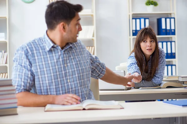 Studenten sitzen und studieren im Hörsaal College — Stockfoto