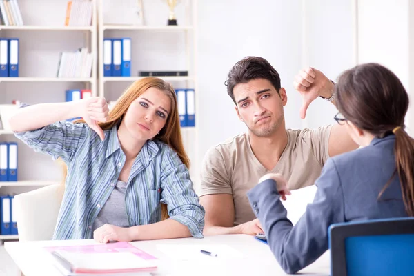 Unga familjer besvikna till hög ränta inteckning ränta i förbud — Stockfoto