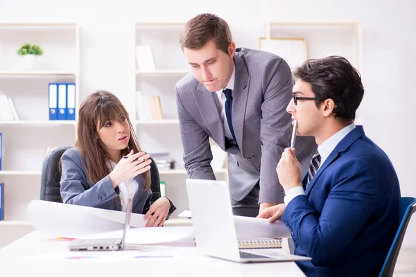 Reunión de negocios con los empleados en la oficina —  Fotos de Stock