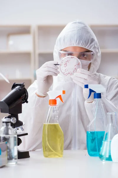 Ensaio químico substâncias químicas em laboratório — Fotografia de Stock