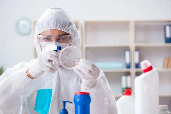 Chemicaliën die de kwaliteit van de badkamerbenodigdheden controleren — Stockfoto