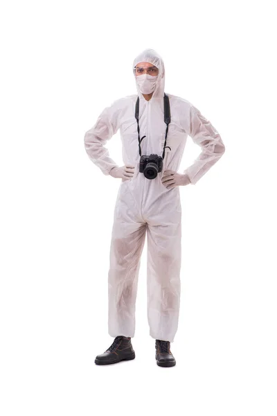 Korunma giysisinde adli tıp uzmanı beyazların fotoğraflarını çekiyor. — Stok fotoğraf