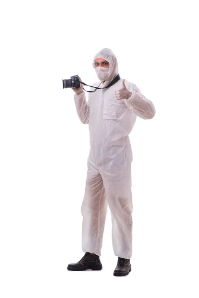 Kriminaltekniker i skyddsdräkt fotograferar på vitt — Stockfoto