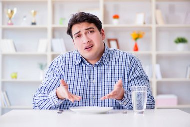 Diyet yapan bir adam restoranda yemek bekliyor.