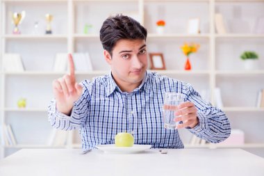 Kilo vermek için özel diyet programındaki adam