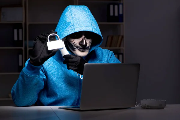 Ijesztő hacker hacker biztonsági tűzfal késő irodában — Stock Fotó