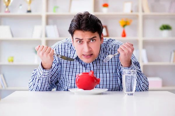 Mann geht in Restaurant das Geld aus und nutzt Ersparnisse aus — Stockfoto