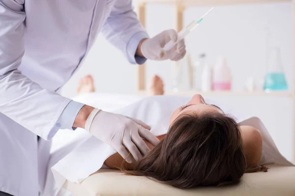 Police coroner examining dead body corpse in morgue — Stock Photo, Image