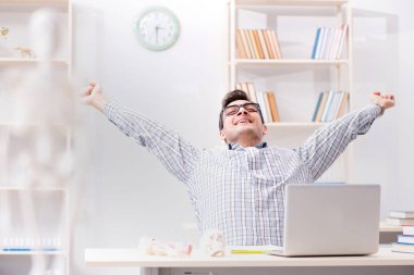 Tıp öğrencisi iskeleti inceliyor.