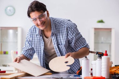 Marangozluk hobisi olan genç bir adam.