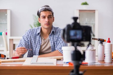diy blog yazarı kadın işçiliği hobisinin videosunu kaydediyor