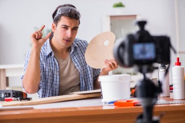 diy blog yazarı kadın işçiliği hobisinin videosunu kaydediyor