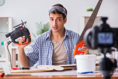 diy blog yazarı kadın işçiliği hobisinin videosunu kaydediyor