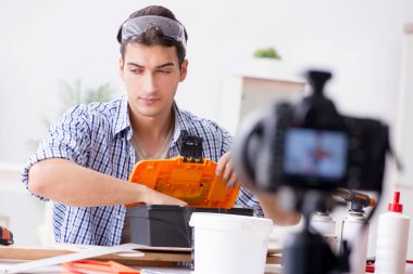 diy blog yazarı kadın işçiliği hobisinin videosunu kaydediyor