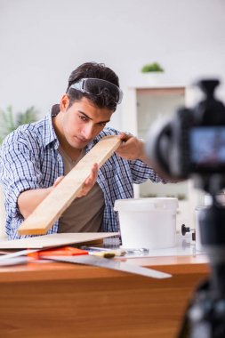 diy blog yazarı kadın işçiliği hobisinin videosunu kaydediyor