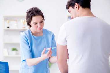 Geleneksel grip aşısı için hasta ziyaretçisi.