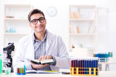 Kimya öğrencisi sınıfta kimyasal deneyler yapıyor.