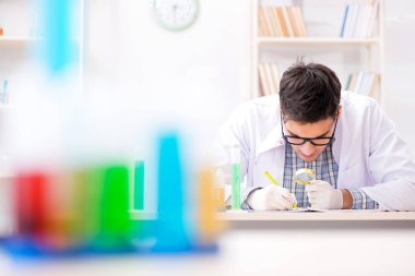 Kimya öğrencisi sınıfta kimyasal deneyler yapıyor.