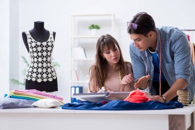 Atölyede erkek terzi ve bayan öğrenci.