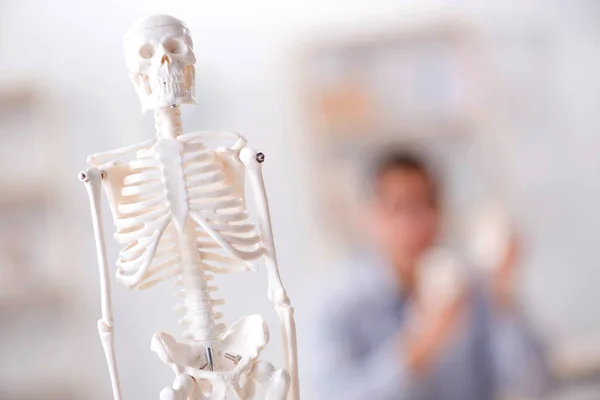 Étudiant en médecine clouer le squelette — Photo