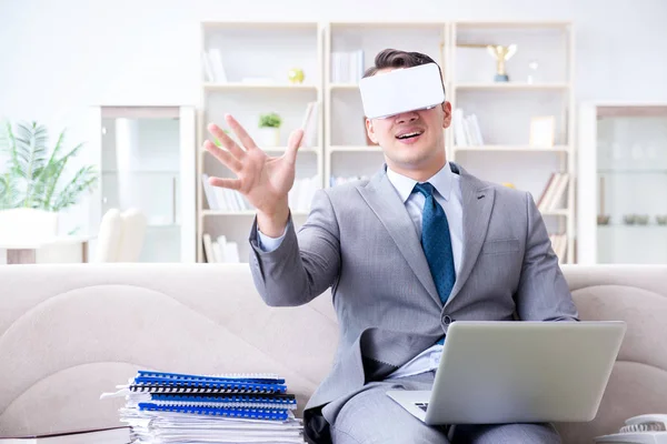 Homme d'affaires avec lunettes de réalité virtuelle dans la technologie moderne co — Photo