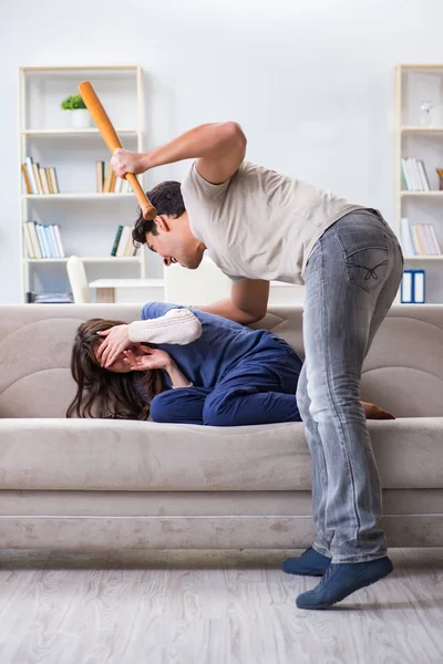 Verzweifelte Ehefrau mit aggressivem Ehemann in häuslicher Gewalt — Stockfoto