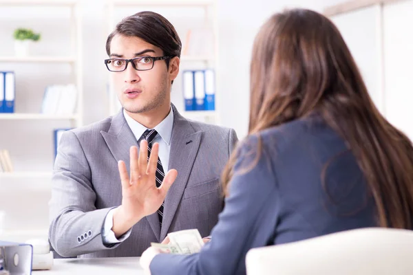 Businessmanbeing offered bribe for breaking law — Stock Photo, Image