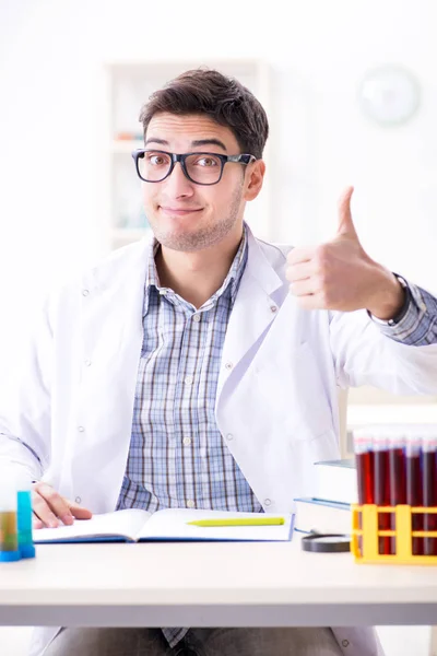 Estudante de química fazendo experiências químicas em sala de aula activi — Fotografia de Stock