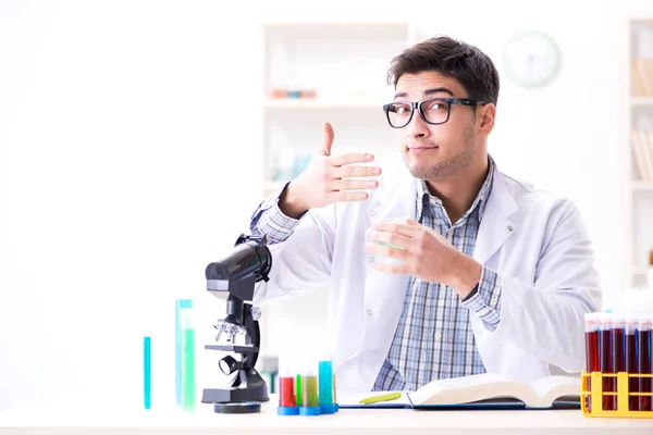 Estudante de química fazendo experiências químicas em sala de aula activi — Fotografia de Stock