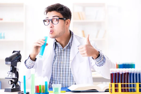 Estudante de química fazendo experiências químicas em sala de aula activi — Fotografia de Stock