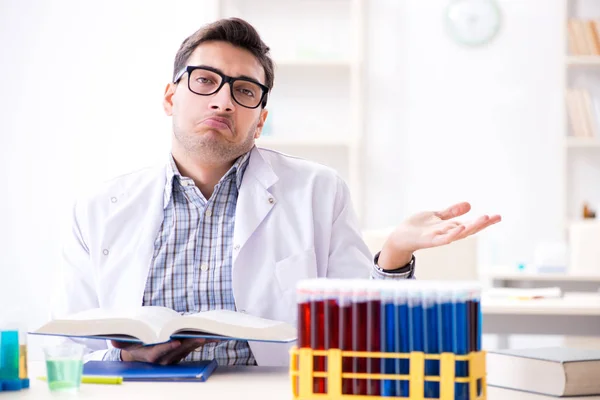Chemistry student doing chemical experiments at classroom activi — Stock Photo, Image