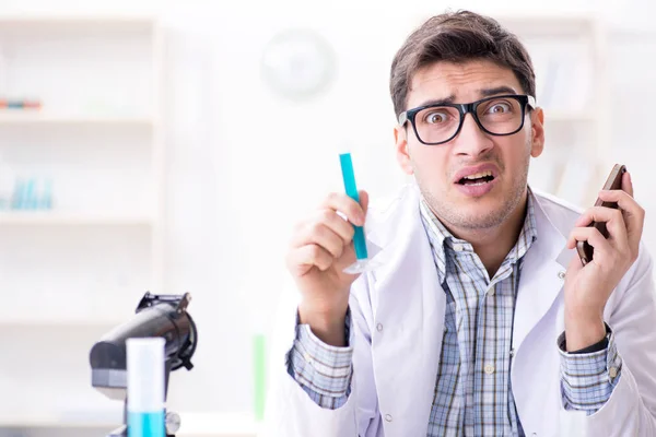 Estudante de química fazendo experiências químicas em sala de aula activi — Fotografia de Stock