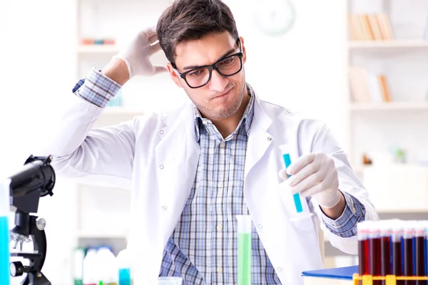 Estudante de química fazendo experiências químicas em sala de aula activi — Fotografia de Stock