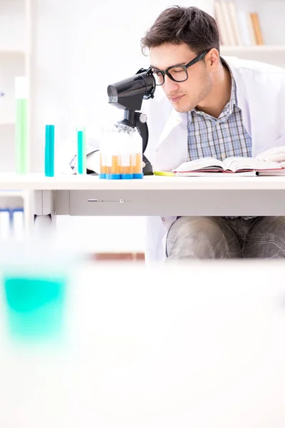 Chemiestudentin macht chemische Experimente im Klassenzimmer — Stockfoto