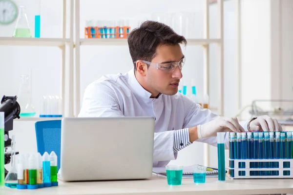 Homem estudante trabalhando em laboratório de química em experimento — Fotografia de Stock