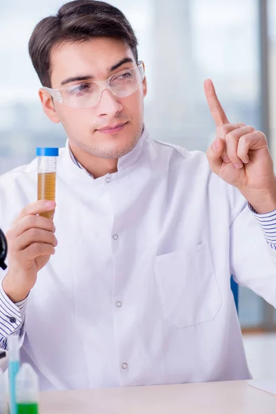 Medizinkonzept mit Arzt und Reagenzglas — Stockfoto