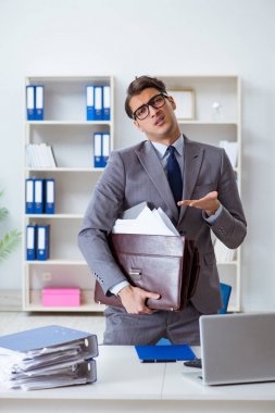 Onu eve götürmek için çok çalışan bir işçi.