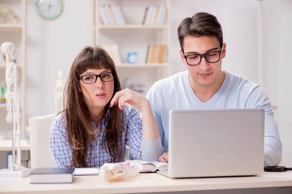 Due studenti di medicina che studiano in classe — Foto Stock