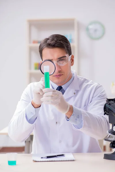 Hombre estudiante trabajando en laboratorio químico en experimento —  Fotos de Stock