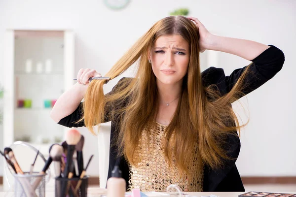 Mujer joven frustrada por su cabello desordenado — Foto de Stock